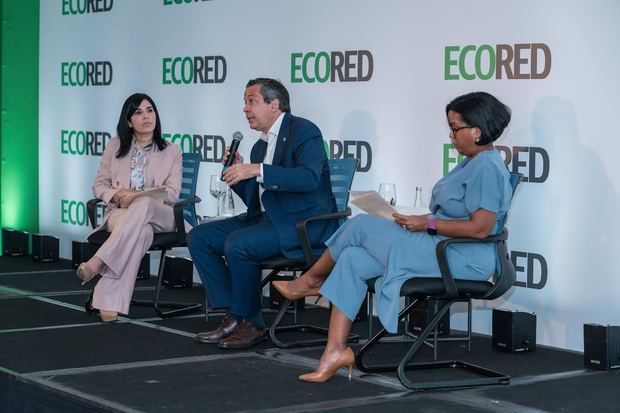 Mariel Bera, presidenta de ECORED; Jorge Orlando Mera, ministro de Medio Ambiente y Daniel Heredia, vicepresidenta de ECORED, en el conversatorio.