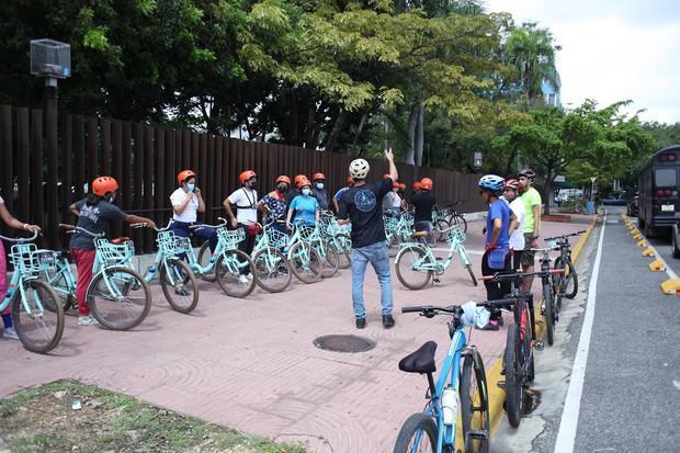 nvitados durante el recorrido por motivo del día internacional de la bicicleta.