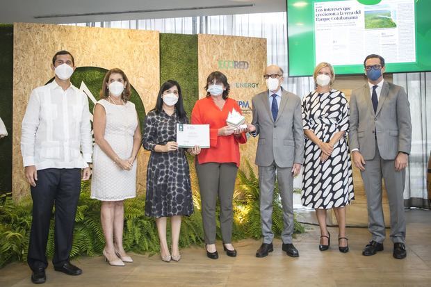 Ines Aizpún recibe el primer lugar en representación de Suhelis Tejero.