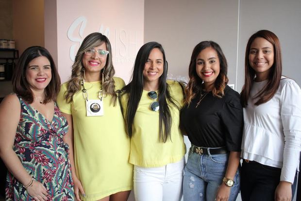 Katherine Dura, JOanna Acosta, Paola Acosta, Gabriela Perez y Yiraldis Ortega.