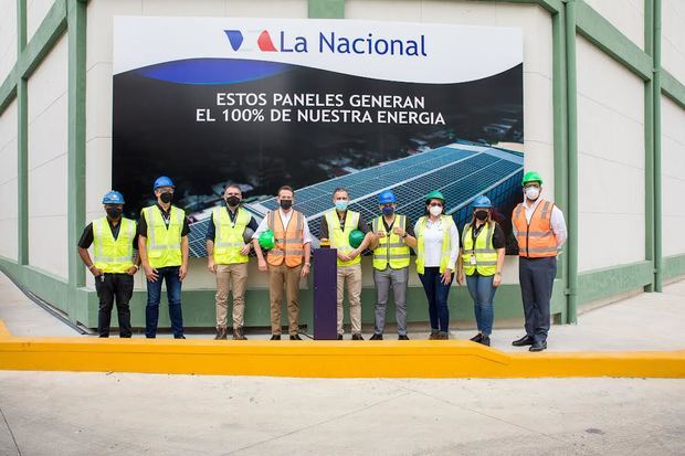 Ejecutivos de La Nacional posan junto al Ministro de Economía, Ito Bisonó.