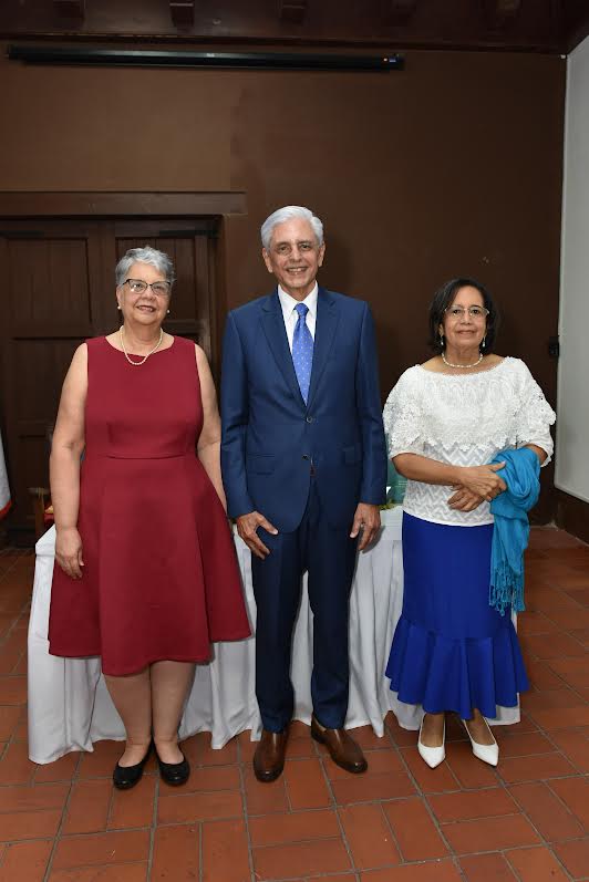 La dos veces Premio Nacional de Literatura, María Filomena González Canalda, Mariano Mella y Eleanor Grimaldi Silié.