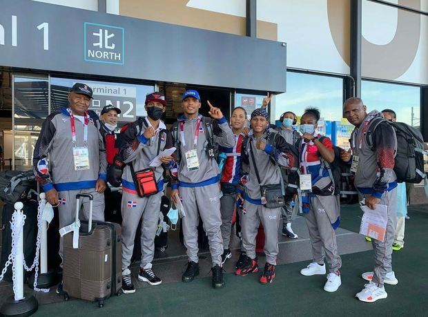 Delegación de boxeo en su llegada a Tokio.