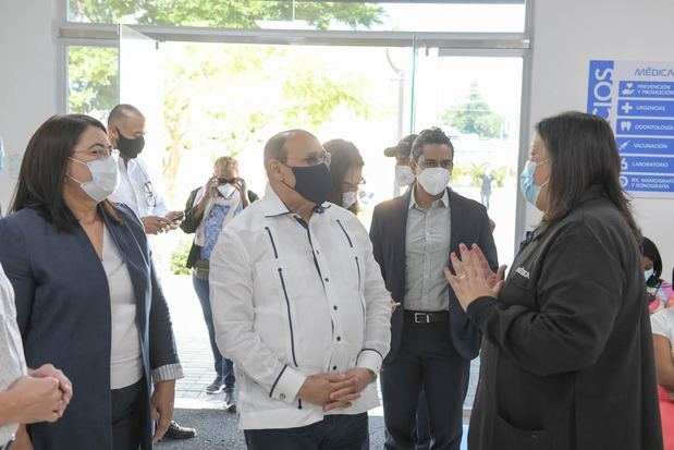 Director General y subdirectora del Infotep escuchan a la directora ejecutiva de Promedia, Laurina Rodríguez en recorrido Zona Franca en Santiago.