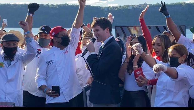 El chef Amilkar Gonell levanta el reconocimiento al récord Guiness por mangú más grande del mundo.