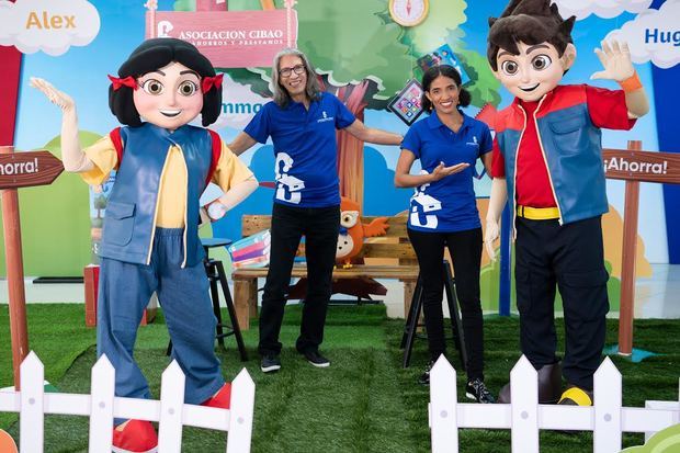 Emma y Alex, personajes infantiles de ACAP junto a Ricky Ran y Luz Bautista de cuentacuentos Califé, durante la presentación de “Un sueño de altos vuelos”.