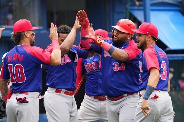 ntegrantes del equipo dominicano de béisbol celebrando cuadrangular de Juan Francisco. 