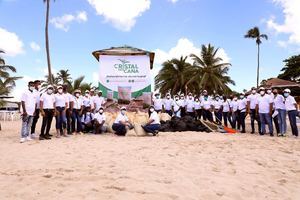 Colaboradores de CAEI limpian playa Caribe con lo que refuerzan su compromiso ambiental