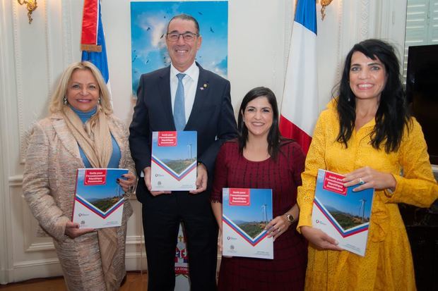 Rosa Hernández de Grullón, Sr. Juan Manuel Martín de Oliva, vicepresidente Área de Turismo del BPD, Sra. Biviana Riveiro, directora ejecutiva de Prodominicana y Carolina Soto, presidenta de la Comisión Jurídica de la Cámara de Comercio, y socia bufete de abogados Squire Pattons Boggs posan junto a la Guía de inversión en Rep.Dom.