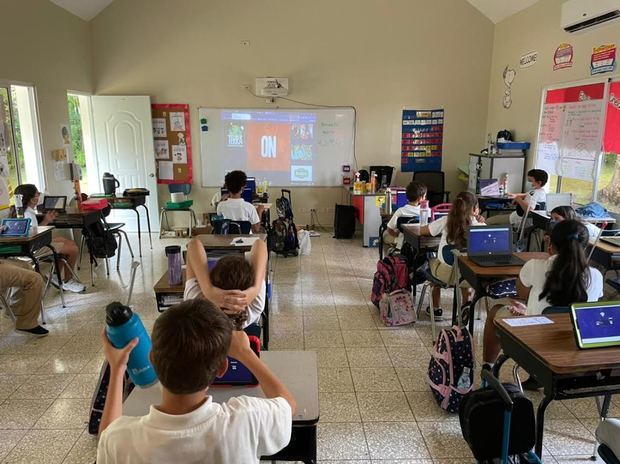 Niños estudiantes viviendo la experiencia Interactiva Terra Classroom Royale.