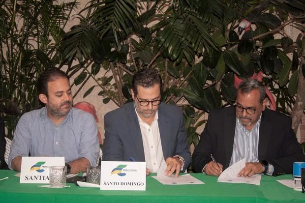Manuel Luna Sued y Juan Bautista Ventura Pichardo, mientras firman el acuerdo institucional.
