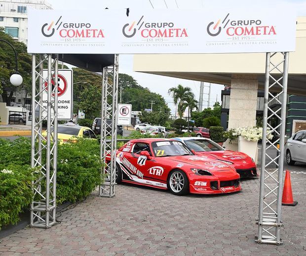 Exhibición de autos de carrera patrocinado por la marca.