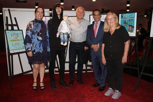 Ana Jiménez, Wagner Fernando Gallo Atalla con su títere Steve, el embajador de Uruguay Alvaro Galllardo, Basilio Nova e Iolanda Atalla de la Cruz.