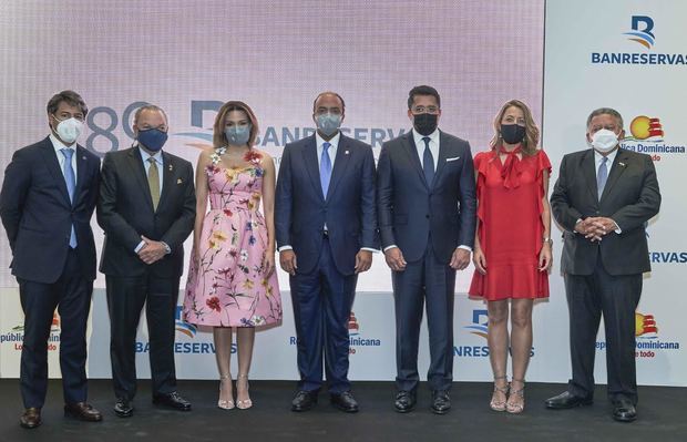 Rafael Blanco Tejera, presidente de ASONAHORES; Frank Rainieri, presidente Grupo Punta Cana; Noelia García de Pereyra, presidenta Voluntariado Banreservas; Samuel Pereyra, administrador general del Banco de Reservas; David Collado, ministro de Turismo; Encarna Piñero, presidenta de InverHotel; y Juan Bolívar Díaz Santana, embajador de la República Dominicana ante el Reino de España.