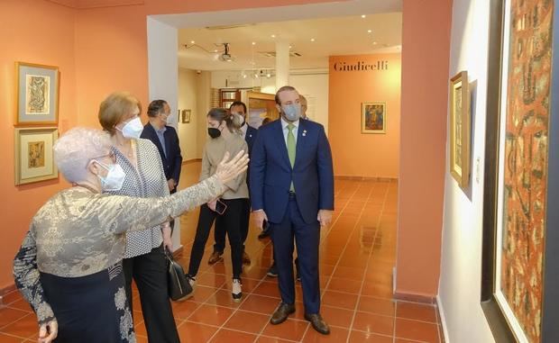 La curadora Myrna Guerrero guía a la ministra de Cultura y a ejecutivos de Banreservas en el recorrido de la exposición “Paul Giudicelli 100 años. Obras del Museo Bellapart”, que se exhibe en el Centro Cultural del banco.