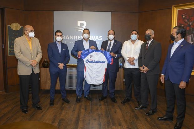 El administrador general de Banreservas, Samuel Pereyra, muestra la camiseta del equipo dominicano con el patrocinio oficial de la entidad financiera, en compañía de Valentín Contreras y Jorge Torres, coordinador general de Operaciones y director Técnico de la LIDOM, respectivamente, así como Ángel Ovalle, gerente general de las Águilas Cibaeñas; Tomás Jiménez, delegado; Rafael Almánzar y Virgilio Rojo, comercializadores de derechos; y José Manuel Almonte, subadministrador administrativo de Banreservas.