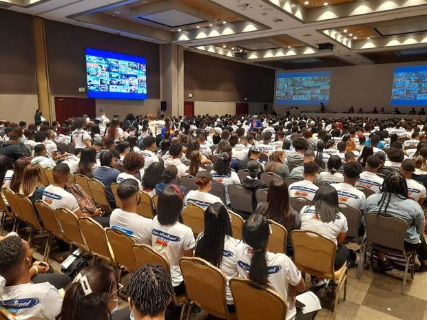 Cientos de jóvenes participan en feria de empleo para trabajar en verano en Estados Unidos