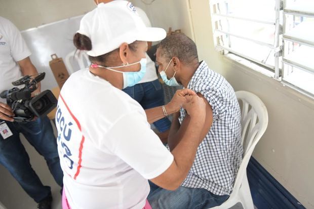 Jornada de Vacunación contra el Covid-19 en la Provincia Hermanas Mirabal.