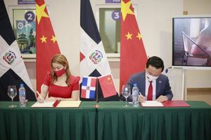  Gloria Reyes, directora de Supérate, y Zhang Run, embajador de la República Popular China durante la firma del acuerdo de cooperación.