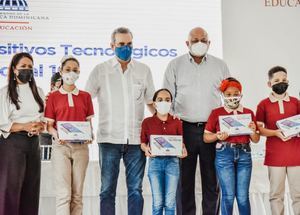 Minerd distribuye en Cotuí dispositivos tecnológicos a estudiantes