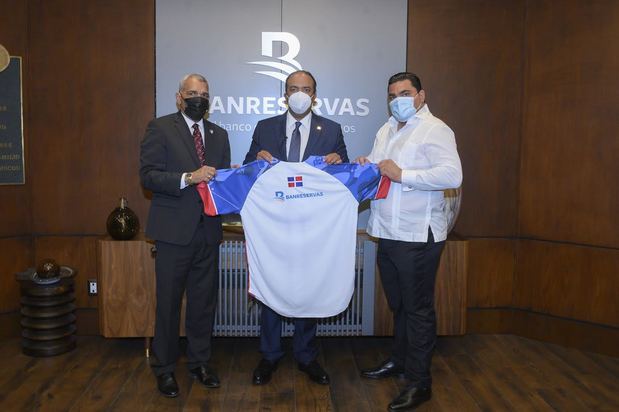 El administrador general de Banreservas, Samuel Pereyra, recibe una camiseta del equipo dominicano de manos de Jorge Torres, director Técnico de la LIDOM y Ángel Ovalles, gerente general de las Águilas Cibaeñas.