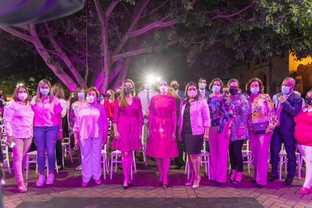 Palacio Consistorial se ilumina de rosa para crear conciencia sobre Cáncer de Mama