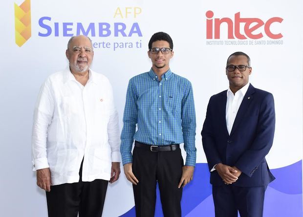 Julio Sánchez Martínez, Rector del INTEC, Miguel Ángel Hernández Lora y José Manuel Reynoso, vicepresidente de finanzas e inversiones .