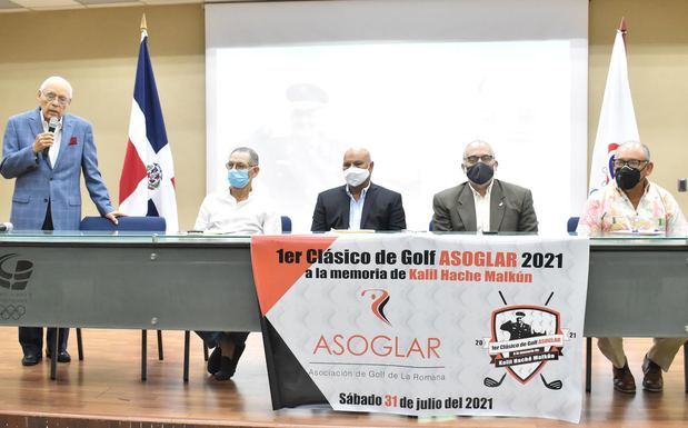 Frank Micheli se dirige a los presentes durante anuncio de 1er Clásico de Golf Asoglar 2021. Le acompañanan Freddy Mazara, Emilo Vargas, Carlos Elmudesi y Ramón Piña.