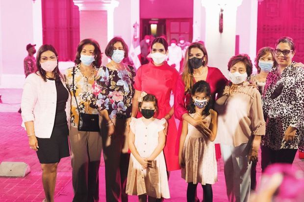 Palacio Consistorial se ilumina de rosa para crear conciencia sobre Cáncer de Mama