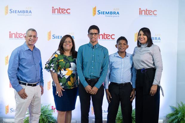 Claudia Brito, 2da. vicepresidente de Mercadeo, AFP Siembra junto a Miguel Ángel Hernández y su familia.