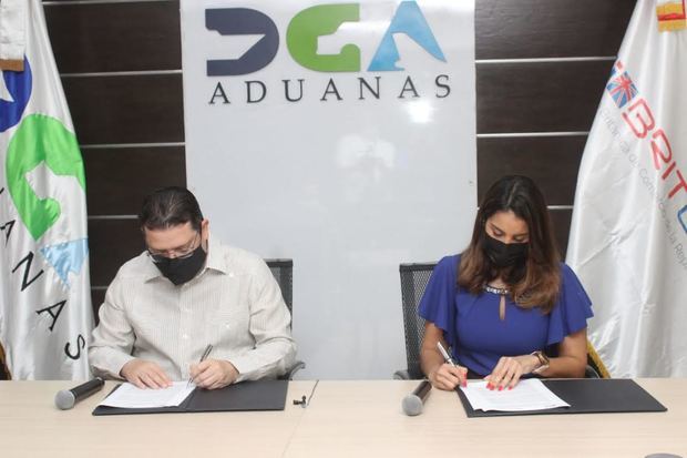 Eduardo Sanz Lovatón junto a Francesca Ortiz durante la firma del acuerdo.
