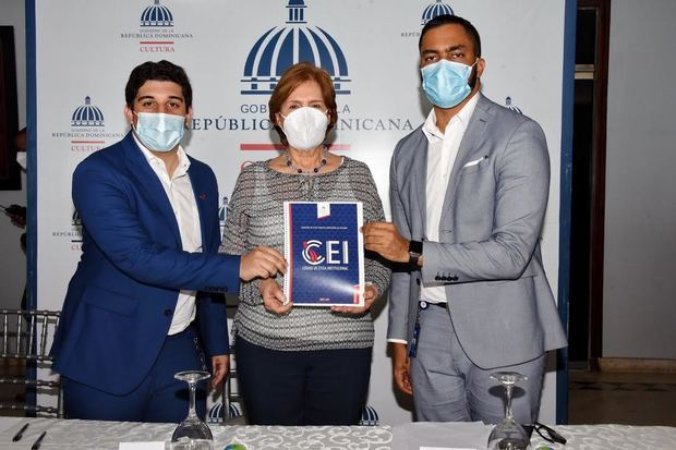 el encargado de la Oficina de Acceso a la Información y Transparencia, Elías Alberto Pérez Perdomo; la ministra de Cultura, profesora Carmen Heredia de Guerrero, y el director de Planificación y Desarrollo, Jesús Emmanuel Castillo.