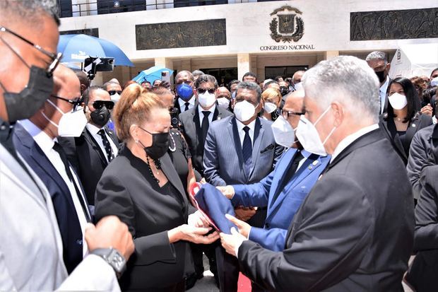 Josefina Ventura, Eduardo Estrella, Alfredo Pacheco junto a otros dirigentes en la explanada frontal del Palacio del Congreso Nacional.