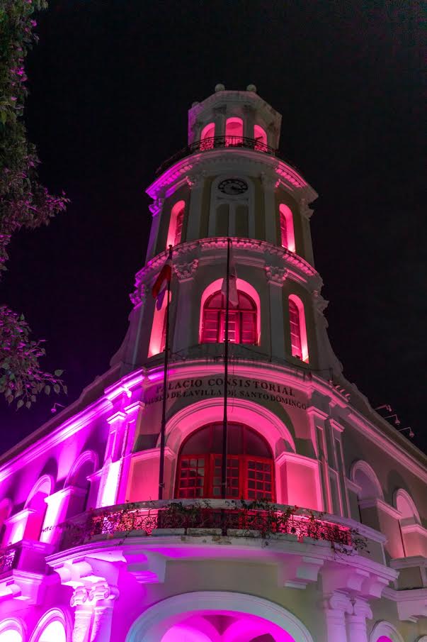 Palacio Consistorial se ilumina de rosa para crear conciencia sobre Cáncer de Mama