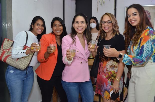 Luisa Apolinar junto a sus amigas Viki Novo, Danilsa Montas, Marlene Espinal y Melissa Paulino.
 