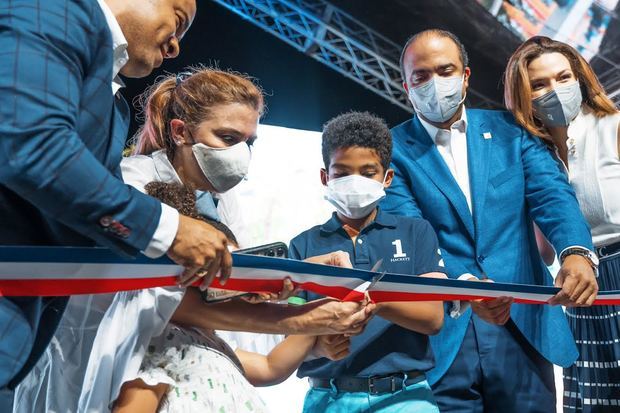 Corte de cinta en la inauguración Paque Eugenio María de Hostos.