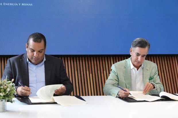 director Ejecutivo de la CNE, Edward Veras junto a Carlos José Martí Garden firman contrato.
