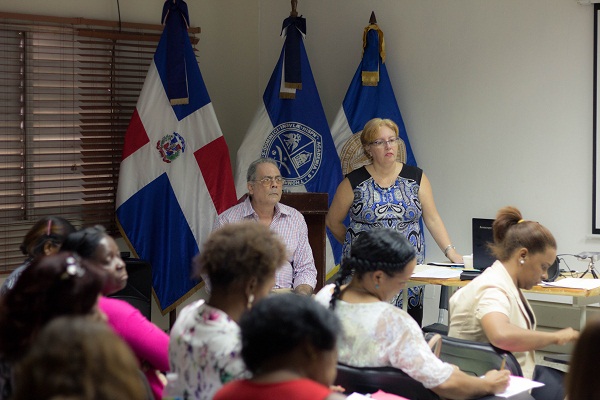 Los facilitadores Marcos González Camejo y María de las Nieves Fals mientras observan a los docentes desarrollar uno de los ejercicios del seminario