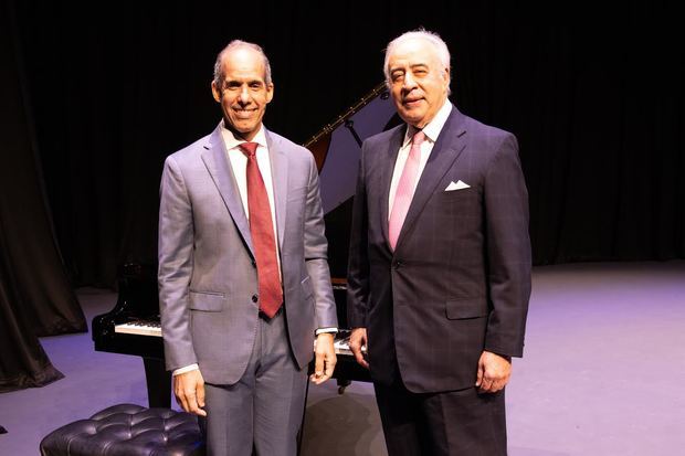 Edwin De los Santos, presidente de Fundacion AES y Felix Garcia, accionista de AES Dominicana.