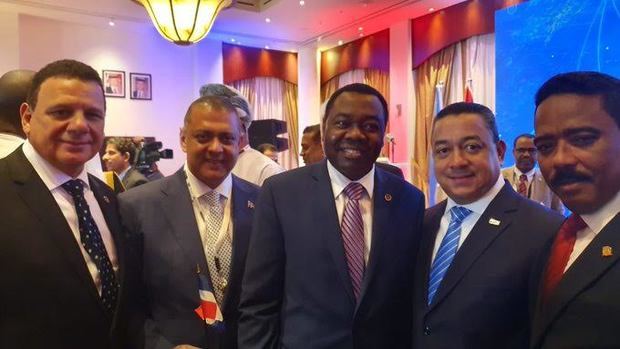 Dr. Olumuyiwa Benard Aliu junto a la delegación dominicana.