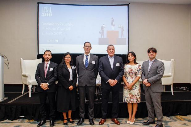 Cesar Moliné, Isabel Andrickson, Tim Girven, Miriam Sánchez, y Manuel Alejandro Grullón. 