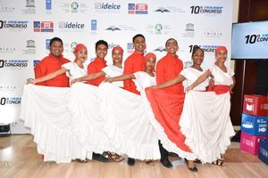 Jóvenes artistas exhiben talento bailando y cantando merengue