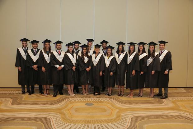 Rectora y graduandos del Instituto Especializado de Investigación y Formación en Ciencias Jurídicas OMG (Instituto OMG).