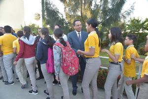 Ministro de Educación encabeza reinicio del año escolar desde Santiago