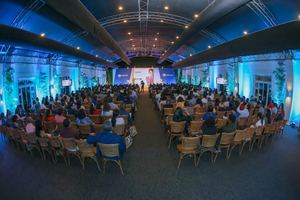 La conferencia se realizó en el Garden Tent del hotel El Embajador con una masiva asistencia de personas. 