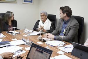 La directora técnica del Gabinete de Coordinación de Políticas Sociales (GCPS), Rosa María Suárez, junto a la directora de Progresando con Solidaridad (Prosoli), Altagracia Suriel, y Christopher Neilson, profesor de la Universidad de Princeton, al momento de presentar los resultados de la encuesta de línea base.