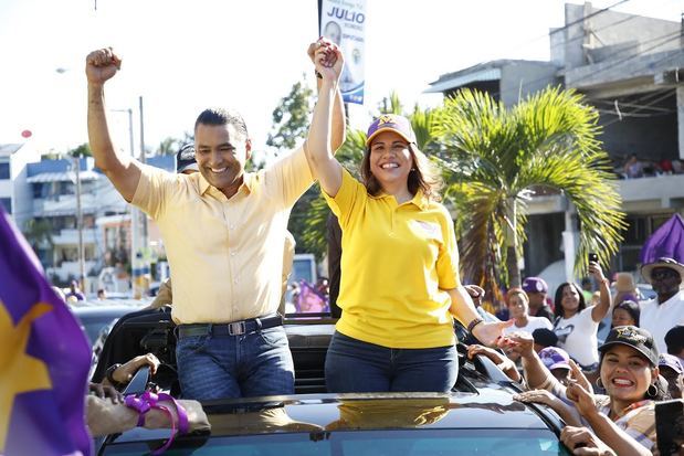 Margarita Cedeño junto al candidato a alcalde, Luis Alberto Tejeda, a quien brindó su apoyo para votar por él en las próximas elecciones municipales.