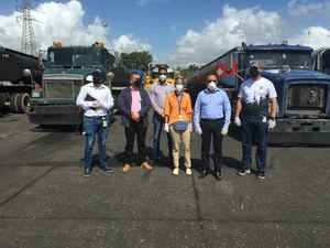 Medio Ambiente inspecciona 29 camiones tanqueros detenidos por Aduanas en el muelle de Haina