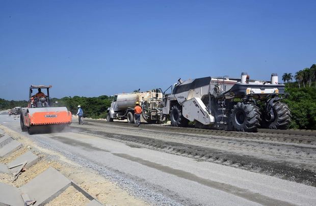 Equipos pesados en plena ejecución de construcción del Tramo 2B de la Circunvalación Santo Domingo.