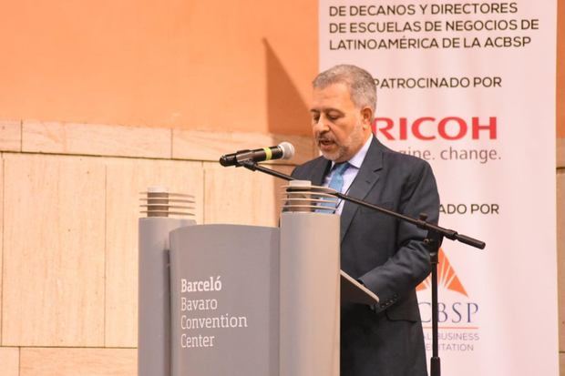 Ing. Leonel Castellanos Duarte en su participación
en el panel Expectativas y requerimientos de los empleadores acerca de la formación de los estudiantes de las Escuelas de Negocios.